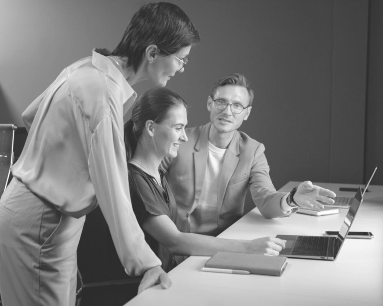 Équipe de conseil financier en réunion stratégique